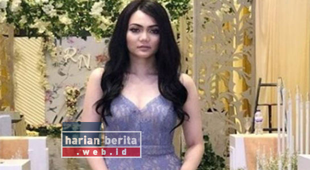 Heboh !!!! Ciuman Rina Nose dan Josscy